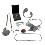 A small 925 hallmarked silver necklace, a 925 hallmarked silver brooch modelled as a lizard and a