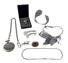 A small 925 hallmarked silver necklace, a 925 hallmarked silver brooch modelled as a lizard and a