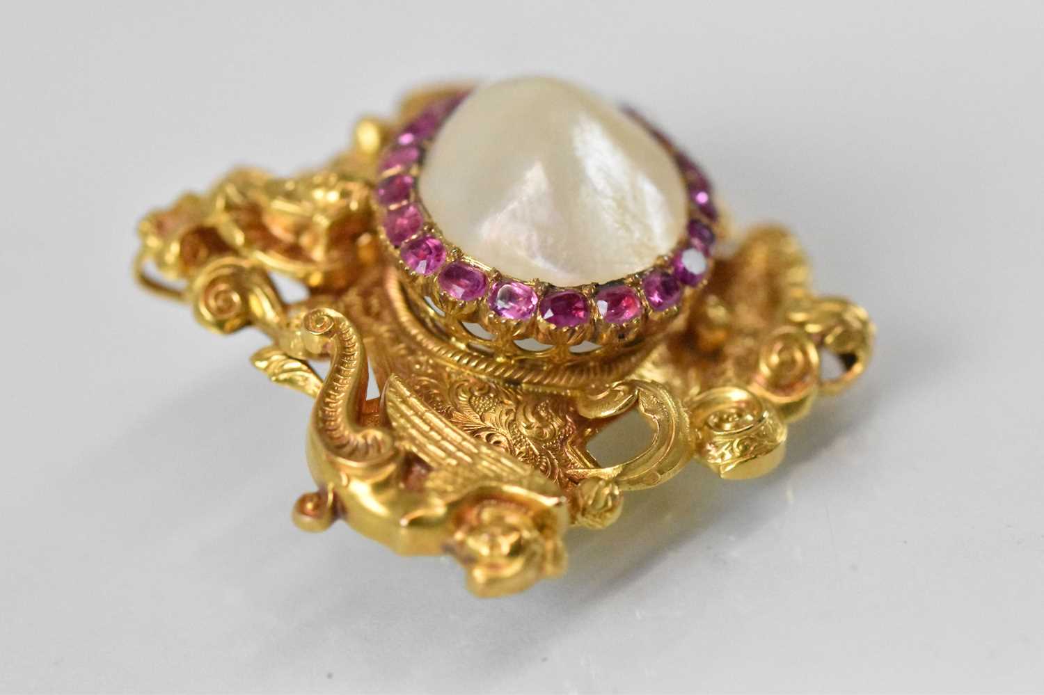 A fine Continental precious yellow metal brooch set with large central pearls surrounded by a border - Image 4 of 5
