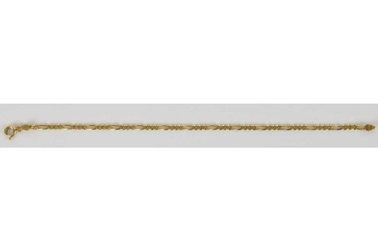 An 18ct gold figaro link bracelet, with ring clasp, length 18cm, approx 3.8g.