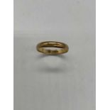 A 9ct yellow gold wedding band, London 1989, size W, approx 2.2g.