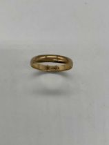 A 9ct yellow gold wedding band, London 1989, size W, approx 2.2g.