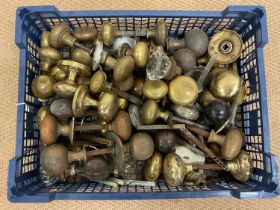 A quantity of 19th and 20th century brass door knobs.