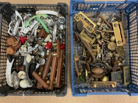 A quantity of 19th and 20th century handles and knobs including Bakelite, teak, cast iron, aluminium