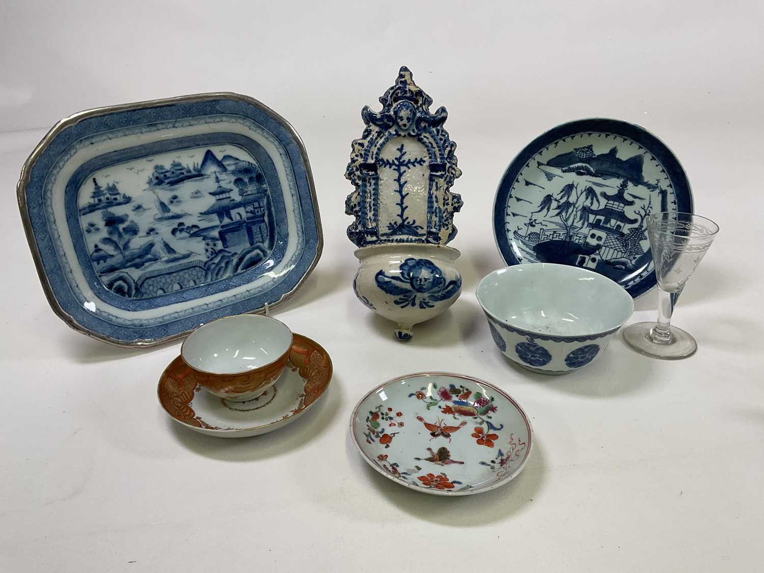 A group of Oriental wares including a Chinese blue and white rounded rectangular platter with - Image 8 of 10
