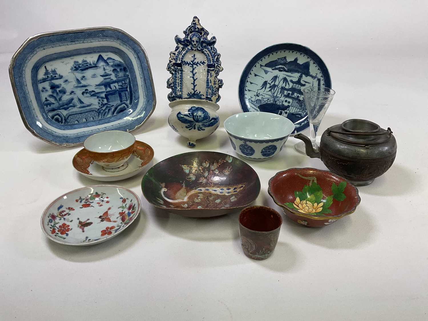 A group of Oriental wares including a Chinese blue and white rounded rectangular platter with - Image 7 of 10