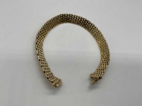 A flat link gold bracelet marked 375, 14.61g