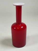 OTTO BRAUER FOR HOLMEGAARD; a mid 20th century Danish art glass red and white cased Gul, height