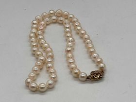 A cultured pearl hand tied necklace with 9ct yellow gold clasp, length 46.5cm, each pearl diameter
