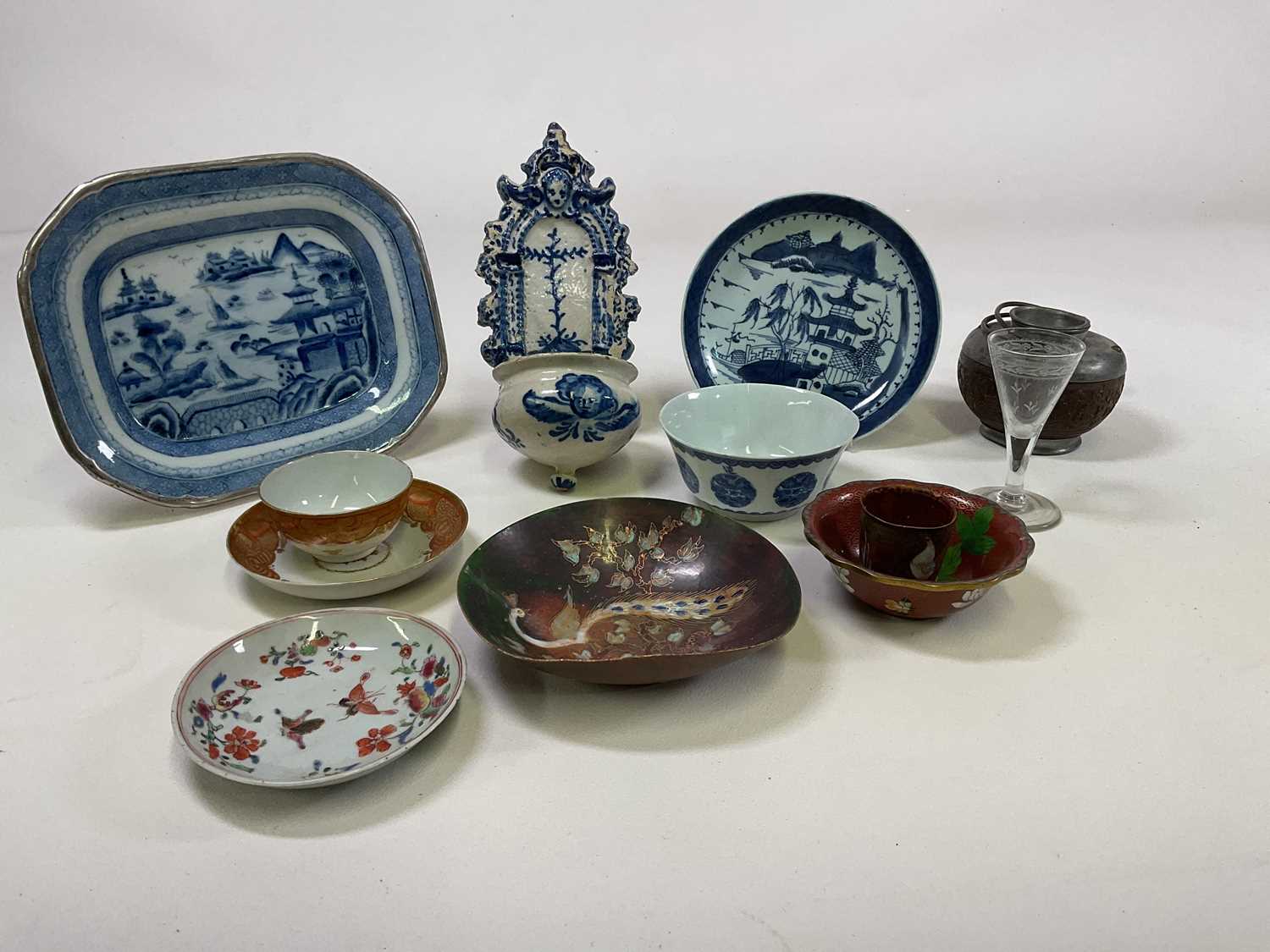 A group of Oriental wares including a Chinese blue and white rounded rectangular platter with - Image 6 of 10