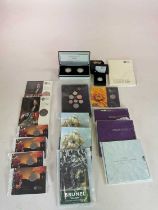 A collection of commemorative coins, including Kew Gardens 50p (unopened), many Royal