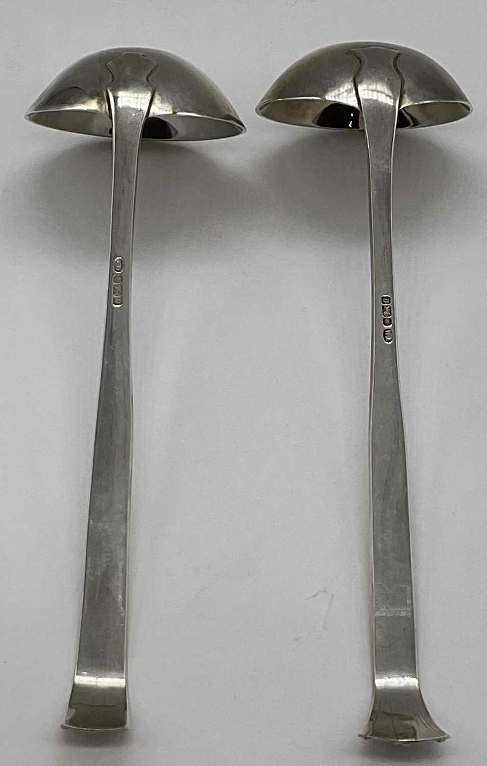 A pair of Elizabeth II hallmarked silver sauce ladles, Sheffield, 1990, length 18.5cm, combined - Image 2 of 3