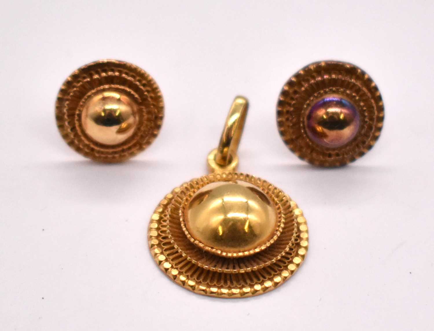 An 18ct yellow gold target style circular pendant, diameter 20mm, and a pair of matching earrings, - Image 3 of 3