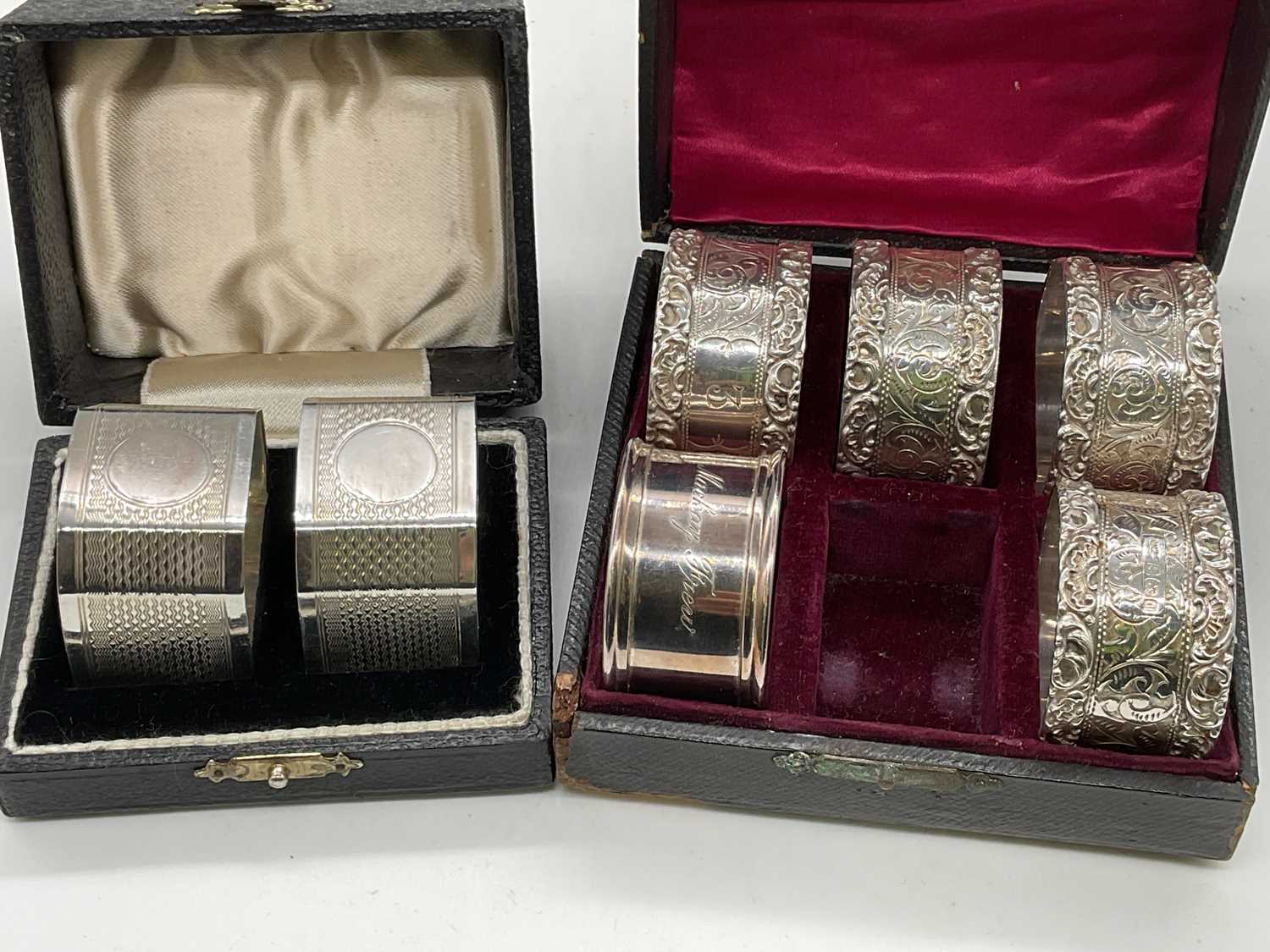 A set of four Edwardian hallmarked silver napkin rings with engraved central band and numbered 1 - - Image 2 of 5