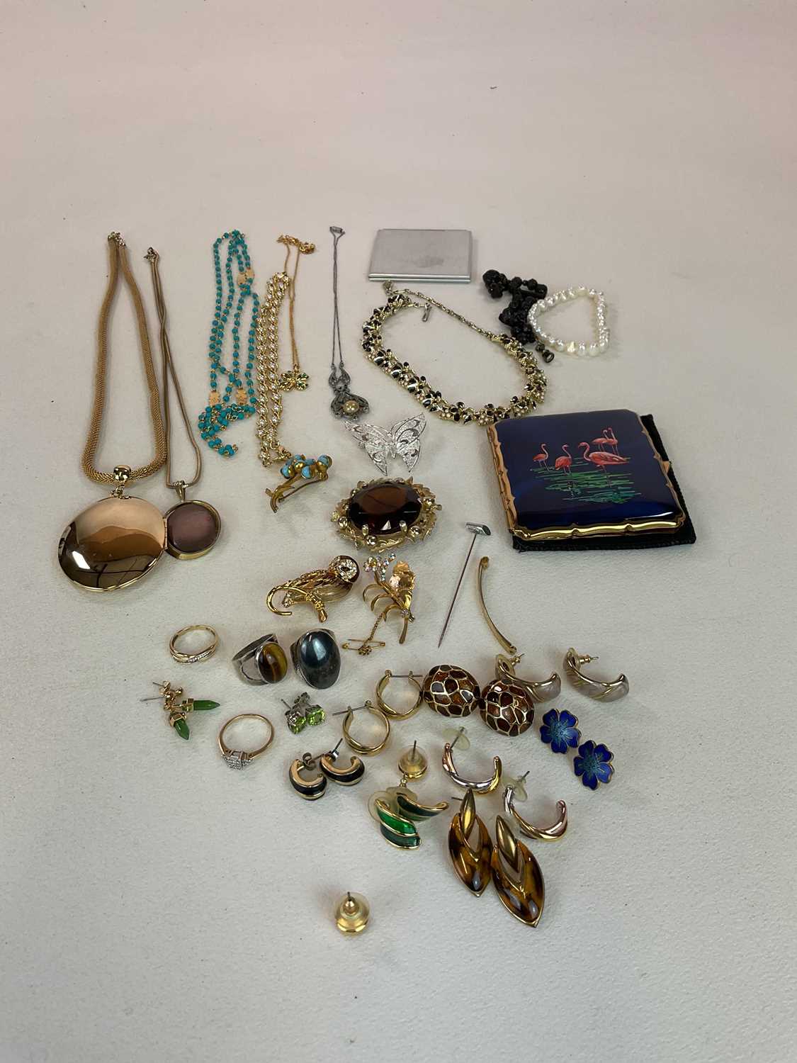 A quantity of costume jewellery, including brooches, yellow metal chain, etc. - Image 2 of 3
