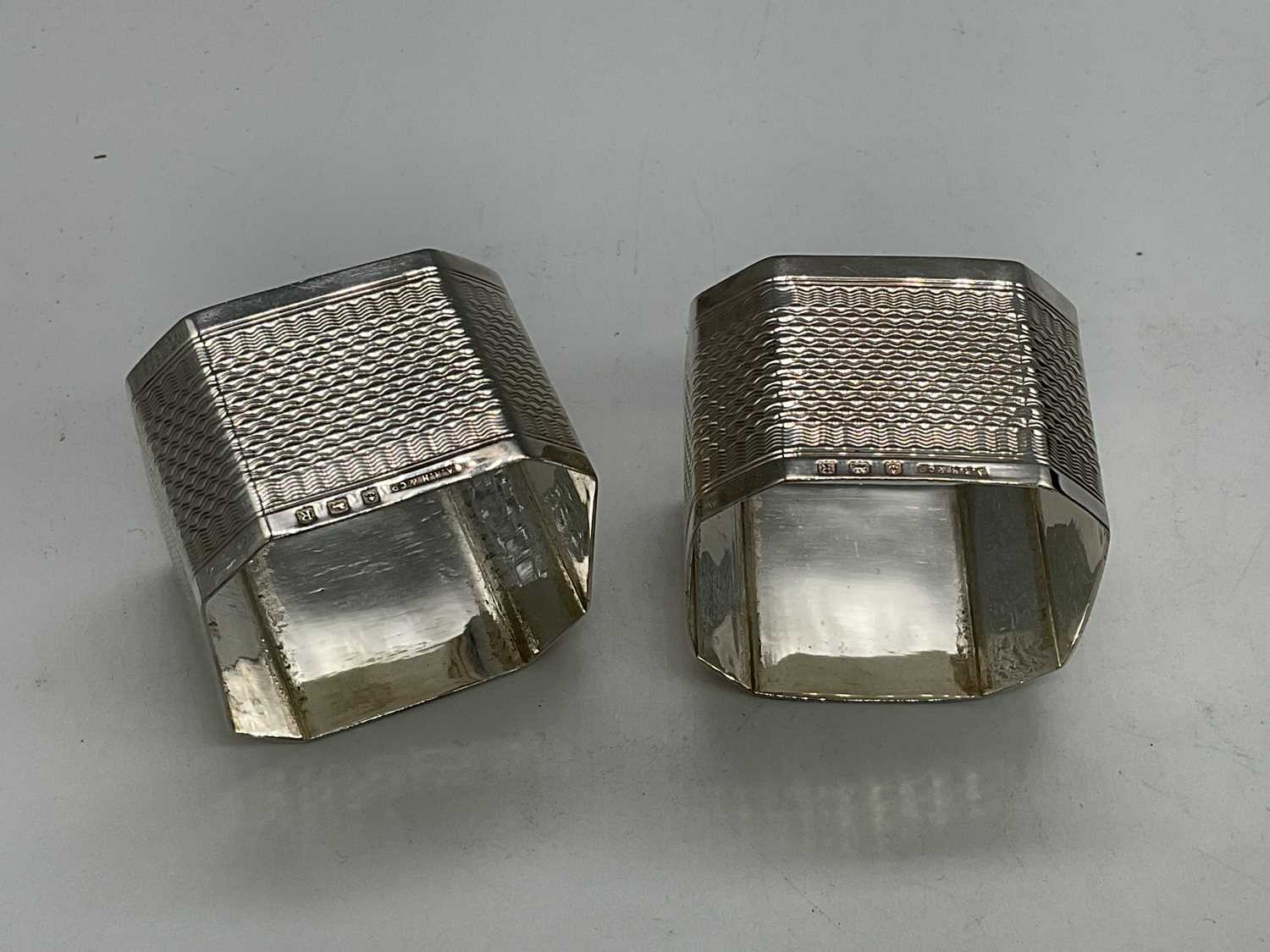 A set of four Edwardian hallmarked silver napkin rings with engraved central band and numbered 1 - - Image 3 of 5