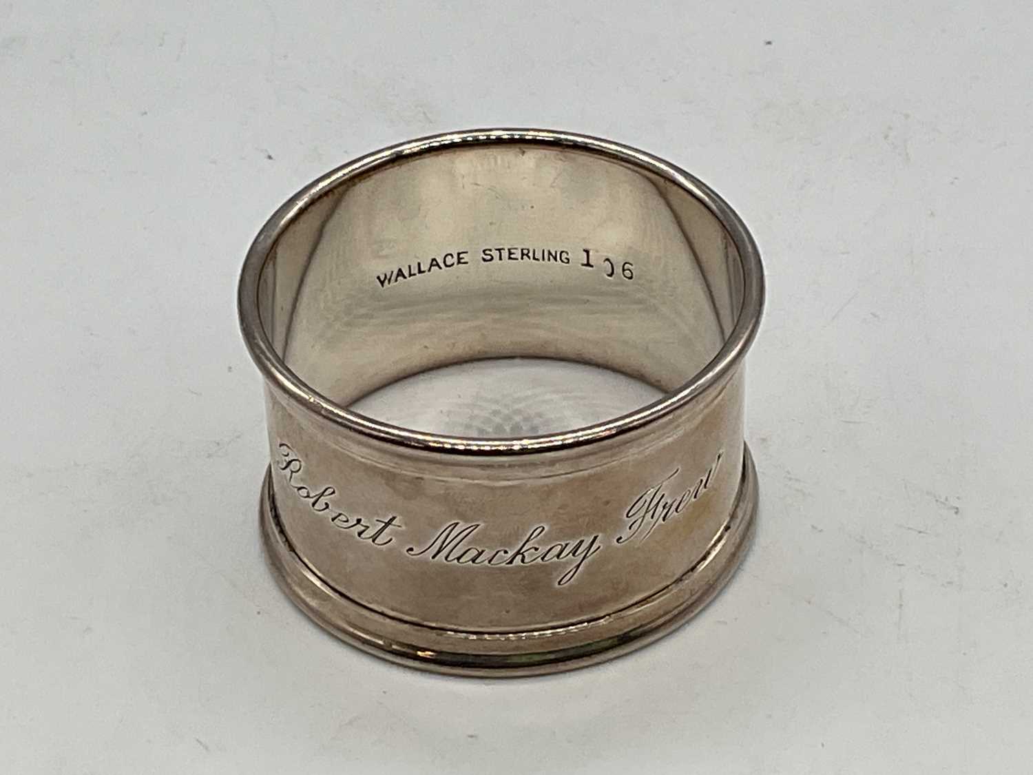 A set of four Edwardian hallmarked silver napkin rings with engraved central band and numbered 1 - - Image 4 of 5