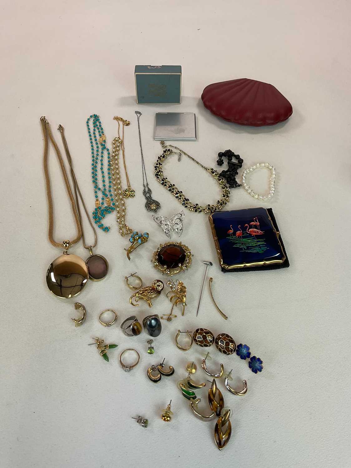 A quantity of costume jewellery, including brooches, yellow metal chain, etc.