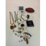 A quantity of costume jewellery, including brooches, yellow metal chain, etc.