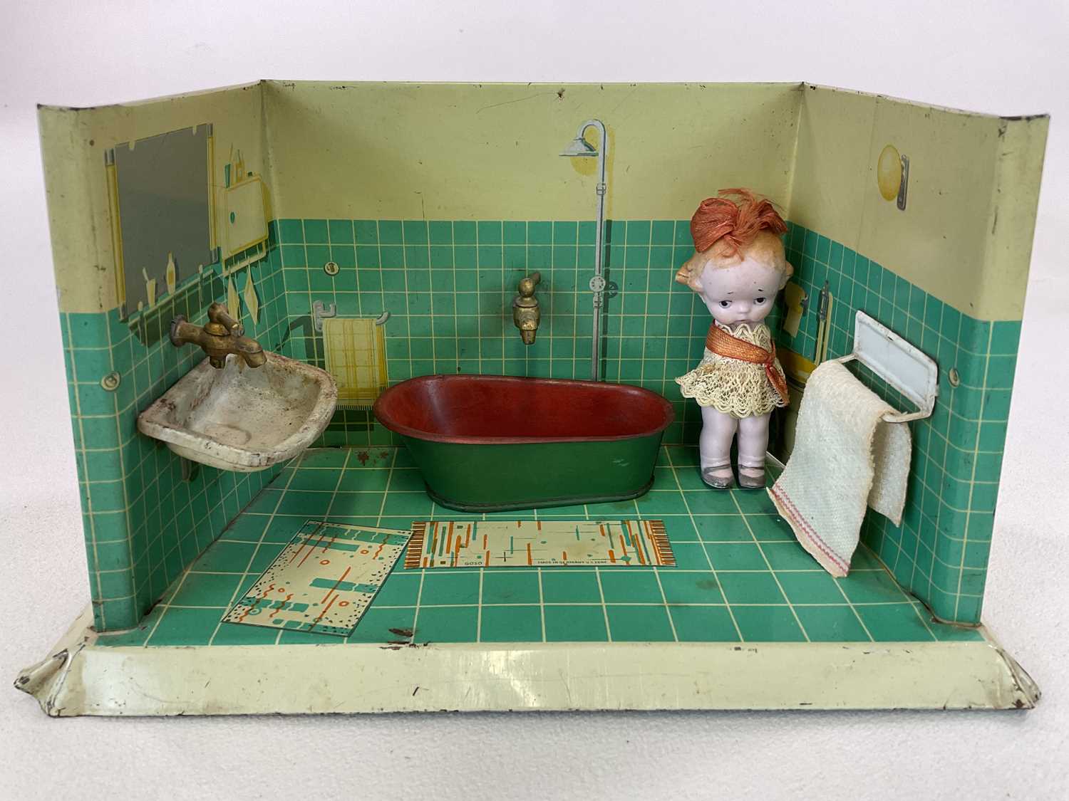 Tin bathroom with water tank, removable tin bath and china doll, in playworn condition, height 13cm, - Image 3 of 4