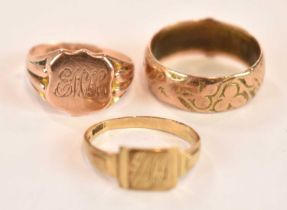 A 9ct yellow gold buckle ring, size O 1/2, a 9ct rose gold signet ring with engraved initials,