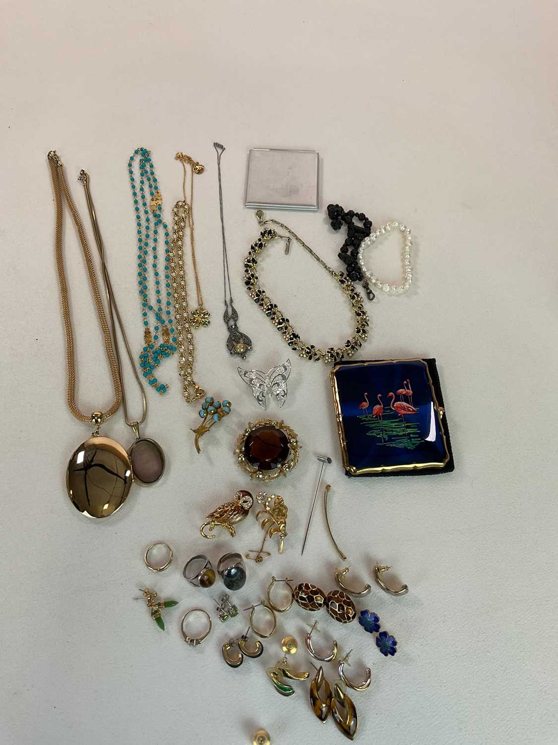 A quantity of costume jewellery, including brooches, yellow metal chain, etc. - Image 3 of 3