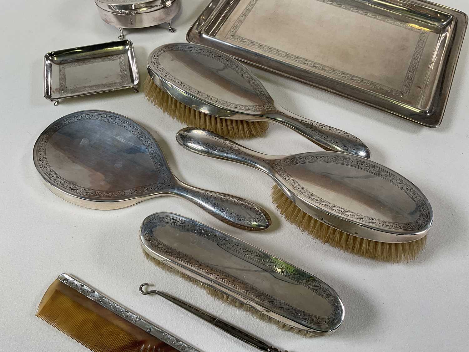 A George V hallmarked silver ten piece dressing table set comprising tray, small pin dish, jewellery - Image 3 of 4