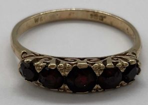 A 9ct yellow gold and five stone graduated garnet ring, size T, approx. 2.7g.