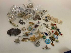 A quantity of costume jewellery, including simulated pearls, bracelets, brooches, etc.