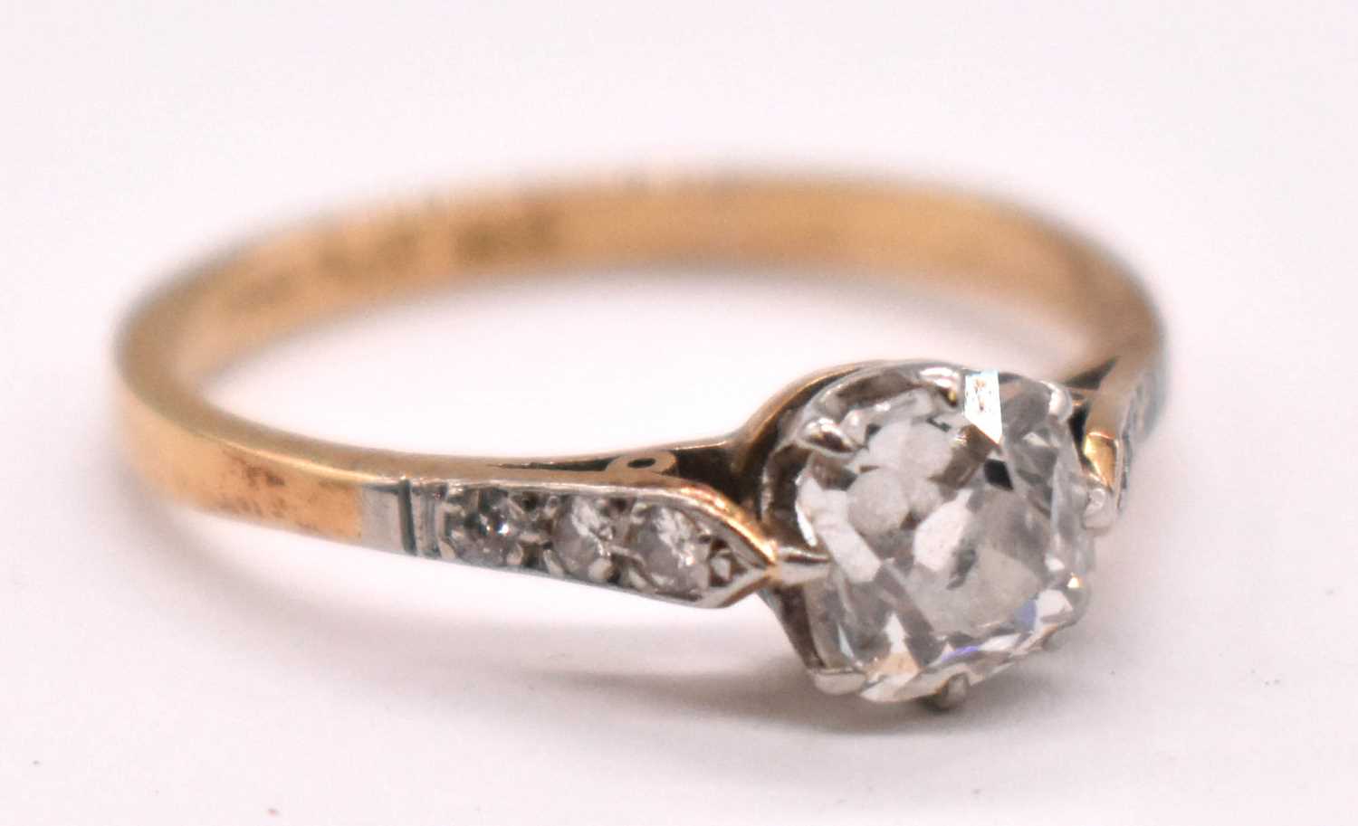 An early 20th century 18ct gold and platinum mounted diamond solitaire ring, the principal cushion - Bild 4 aus 4