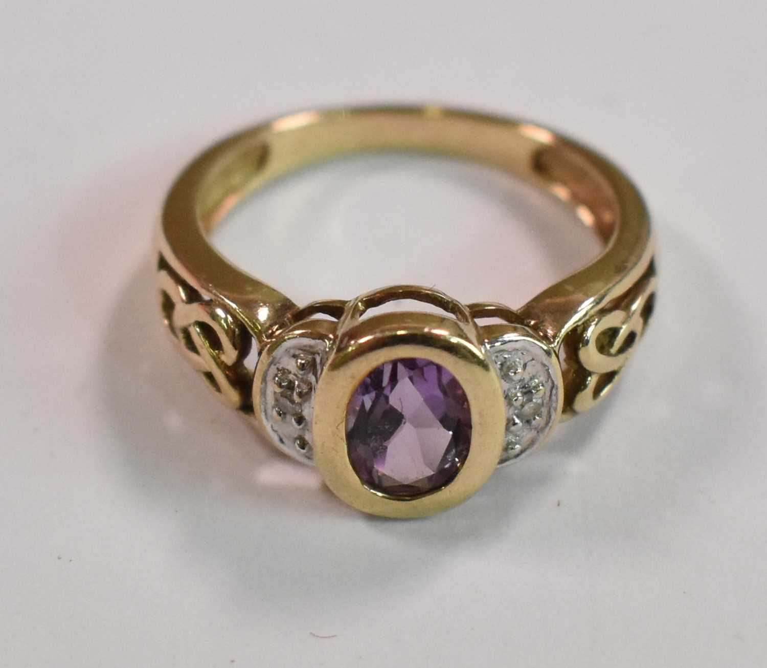 A 9ct yellow gold dress ring set with central pale amethyst, size L 1/2, and a further 9ct yellow - Bild 4 aus 6