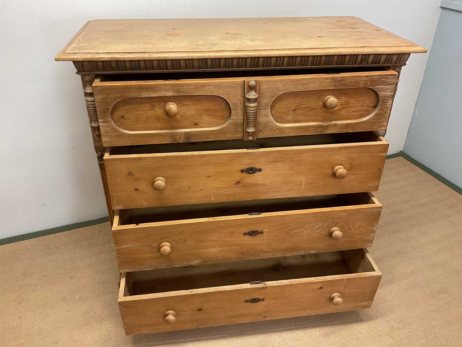 A pine four drawer dresser, height 124cm, width 132cm, depth 62cm. - Bild 2 aus 4