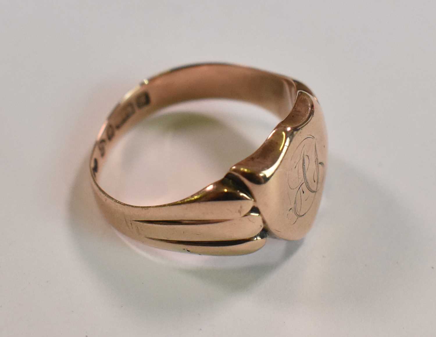 An Edwardian 9ct gold signet ring with engraved initials to the shield shaped platform, Chester - Bild 3 aus 3