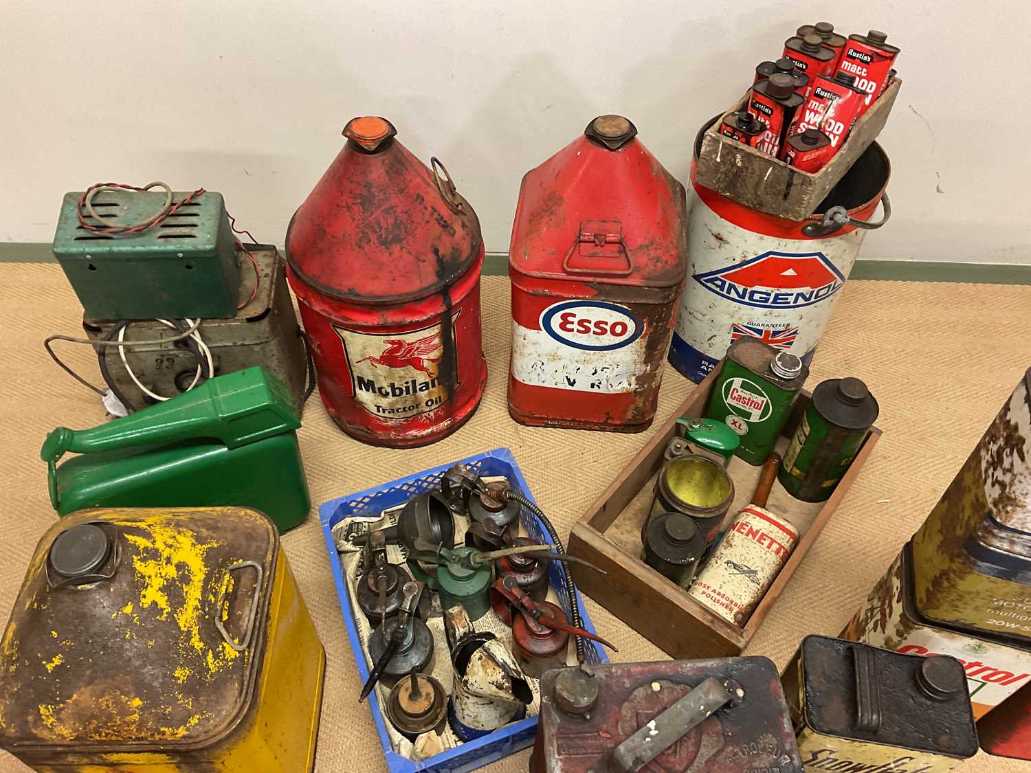 A collection of automobilia to include oil drums, oil cans, headlamps, badges, for Elf, Shell, - Image 4 of 4