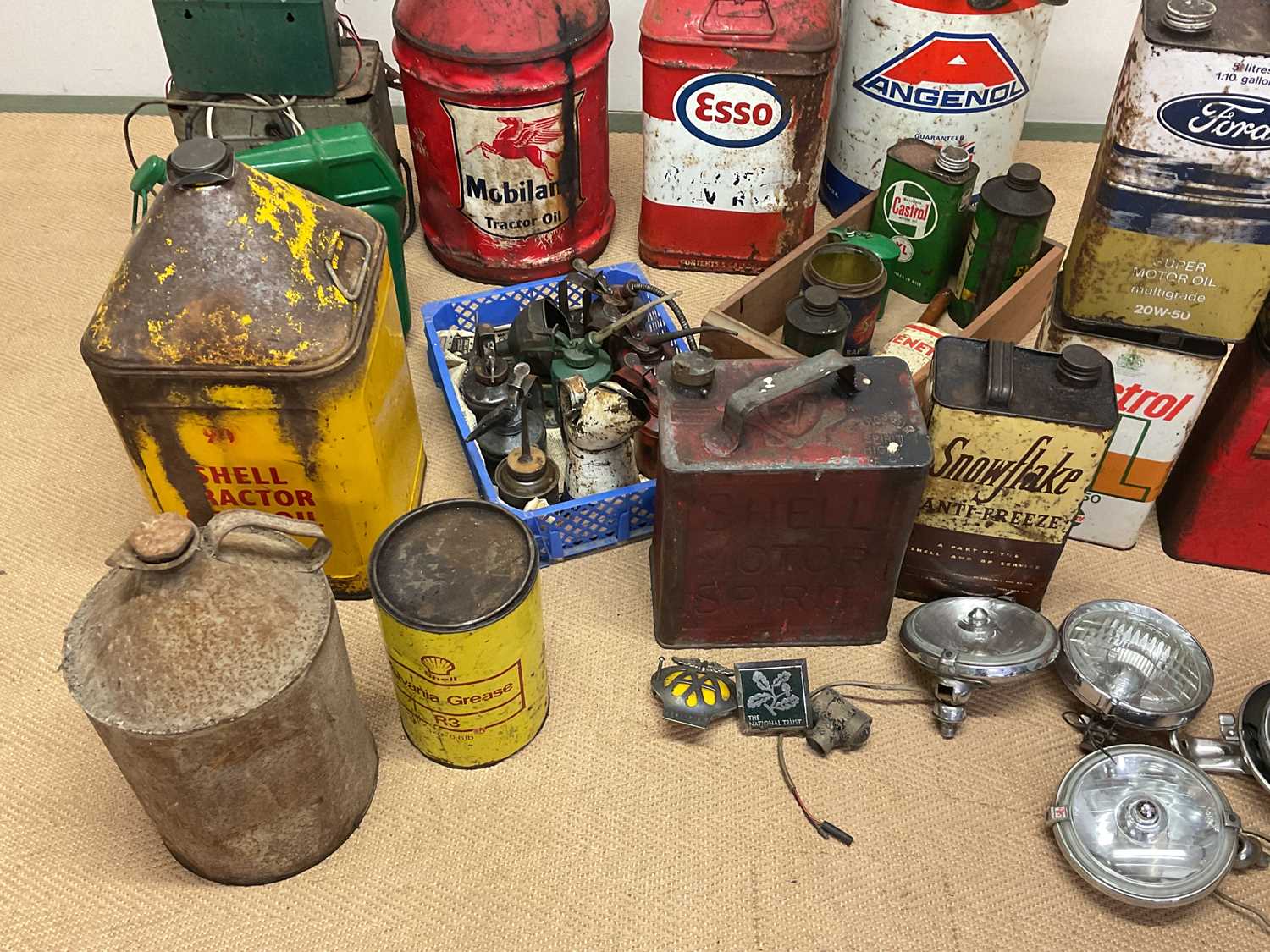 A collection of automobilia to include oil drums, oil cans, headlamps, badges, for Elf, Shell, - Bild 2 aus 4