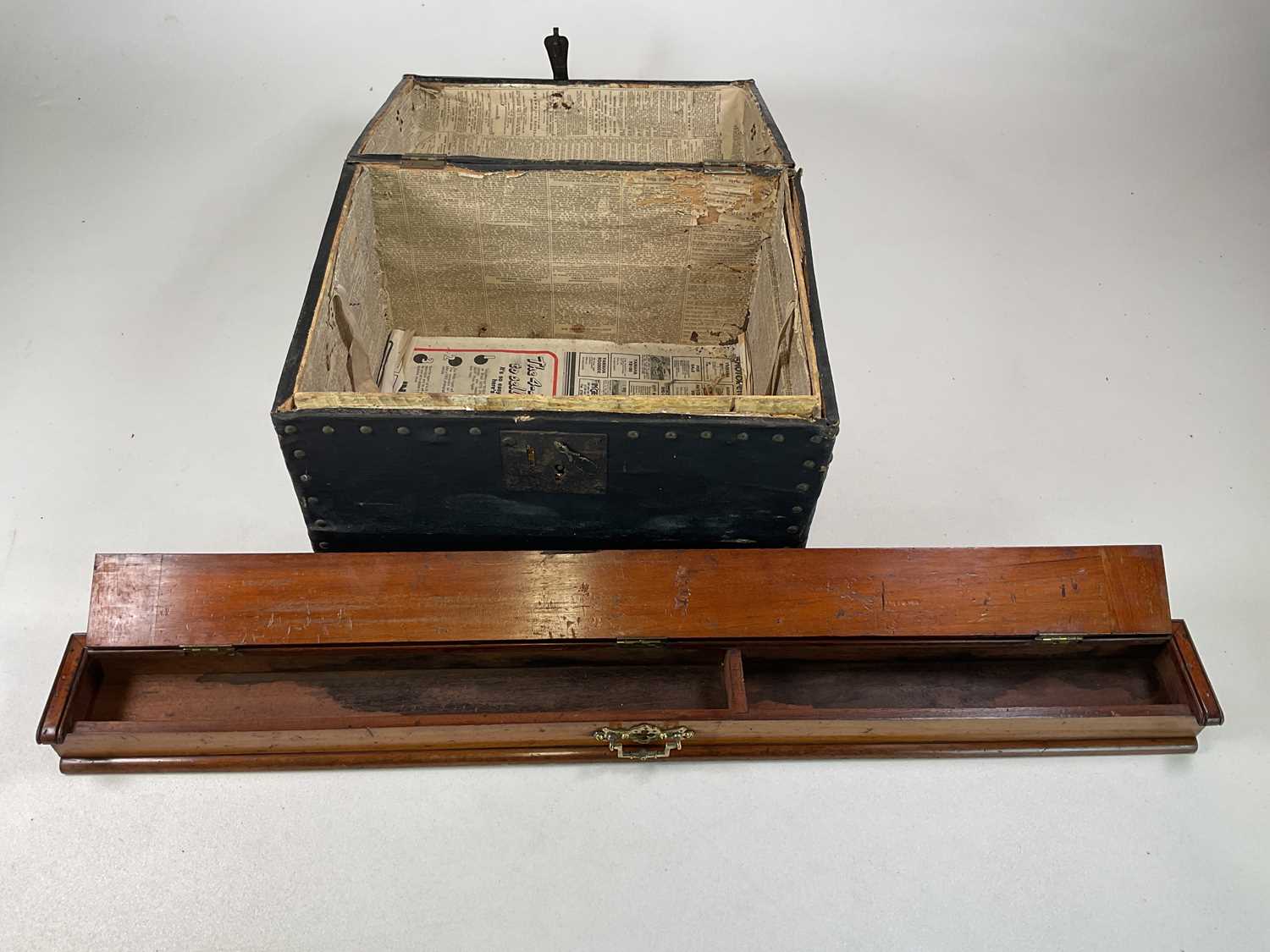 A mahogany desk top tidy, 6 x 87 x 9cm, and small black trunk with studs, 30 x 40 x 32cm. - Bild 2 aus 5