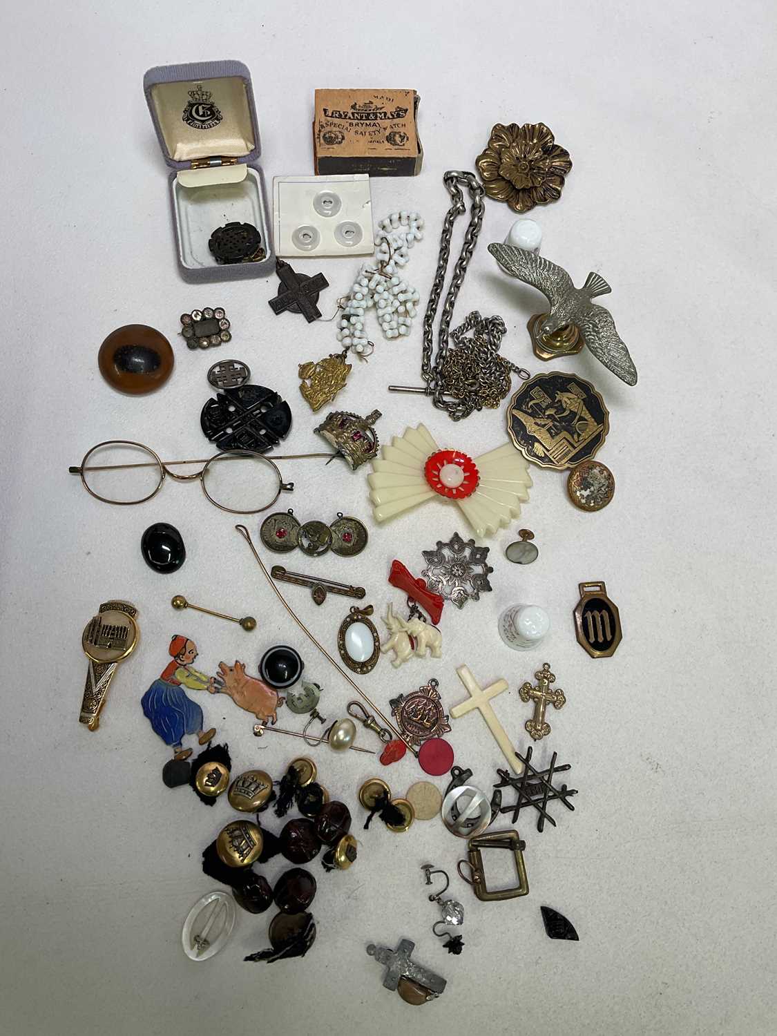 A collection of costume jewellery, buttons, spectacles and other items - Bild 2 aus 2