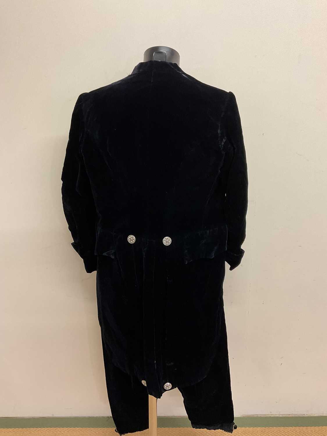 A vintage man's velvet tailcoat with waistcoat and knickerbockers, made by Robt F Gall, 13 Suffolk - Image 2 of 4