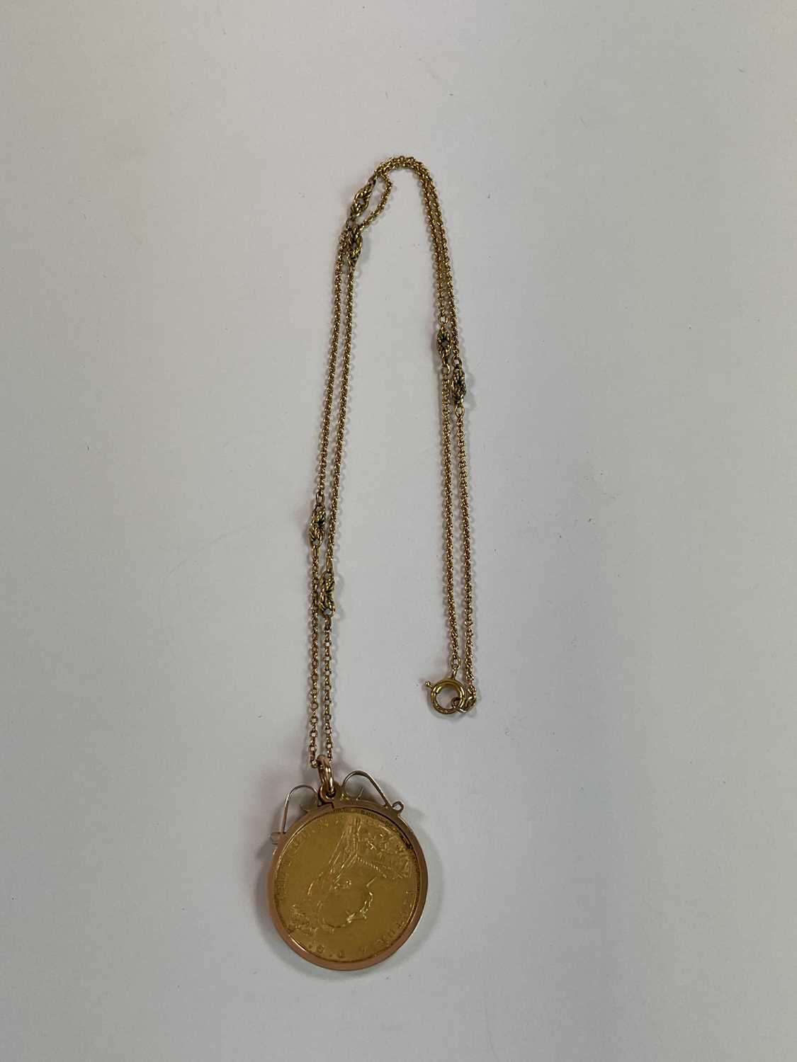 A Victorian full sovereign, 1890, in pendant swivel loop mount and suspended on a 9ct fine link - Bild 3 aus 3