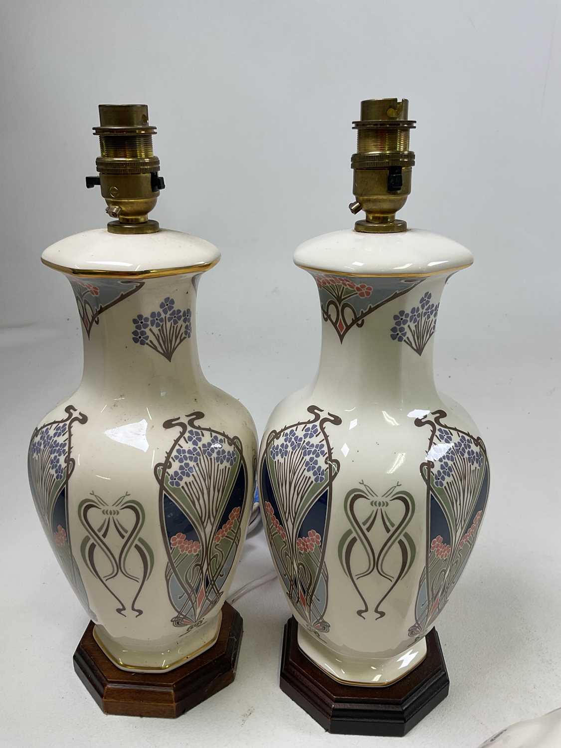 LIBERTY OF LONDON; a set of Masons Ironstone 'Ianthe' pattern ceramic items comprising two table - Image 5 of 5