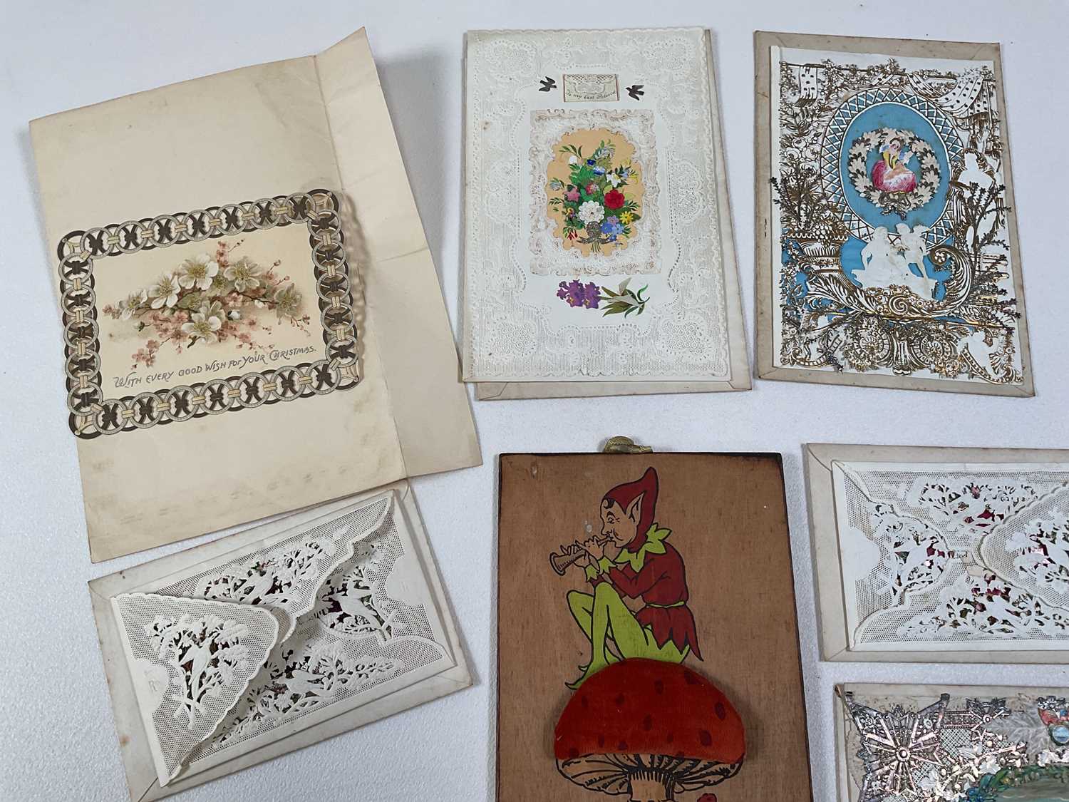 An interesting collection of 19th century Valentines and a pin cushion inscribed 'I'm a little Devon - Bild 2 aus 3