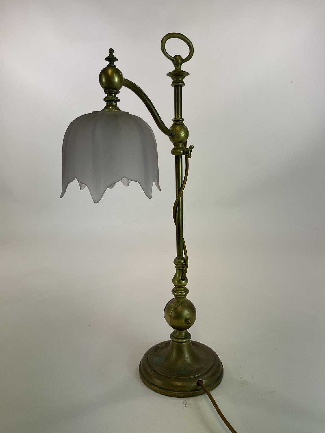 Two decorative brass table lamps, one adjustable with a frosted glass shade and the other with a - Bild 3 aus 3