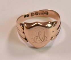 An Edwardian 9ct gold signet ring with engraved initials to the shield shaped platform, Chester