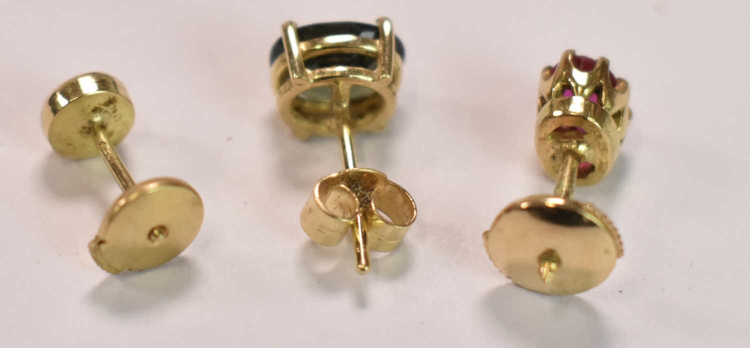 Three 18ct yellow gold single studs. - Bild 2 aus 2