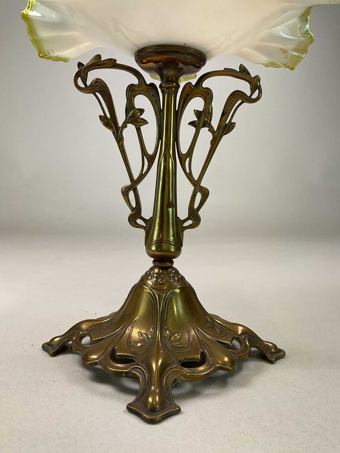 An Art Nouveau centre piece with floral scrolled brass base with opaline and green crimped glass - Bild 3 aus 4