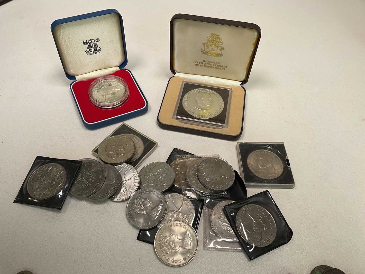 A quantity of coins, mainly British mid/late 20th century, a number of commemorative crowns and a - Image 2 of 4