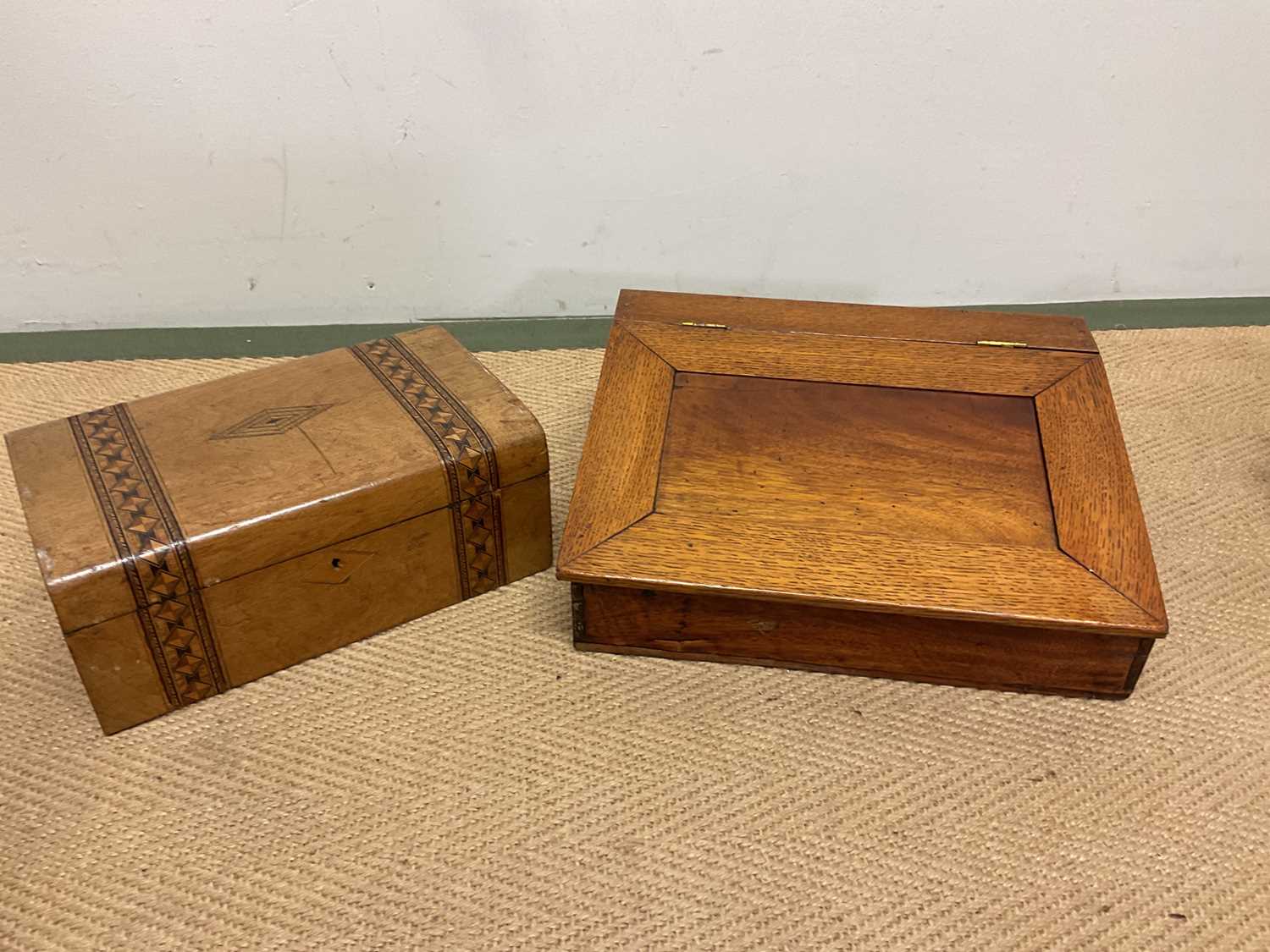 An oak writing slope of small proportions, height 11cm, width 34cm, two tea caddies, an inlaid - Bild 2 aus 5