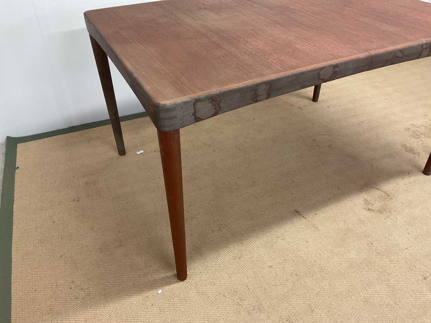 A mid 20th century Danish teak extending dining table, height 72cm, width 135cm, depth 90cm, - Bild 2 aus 3