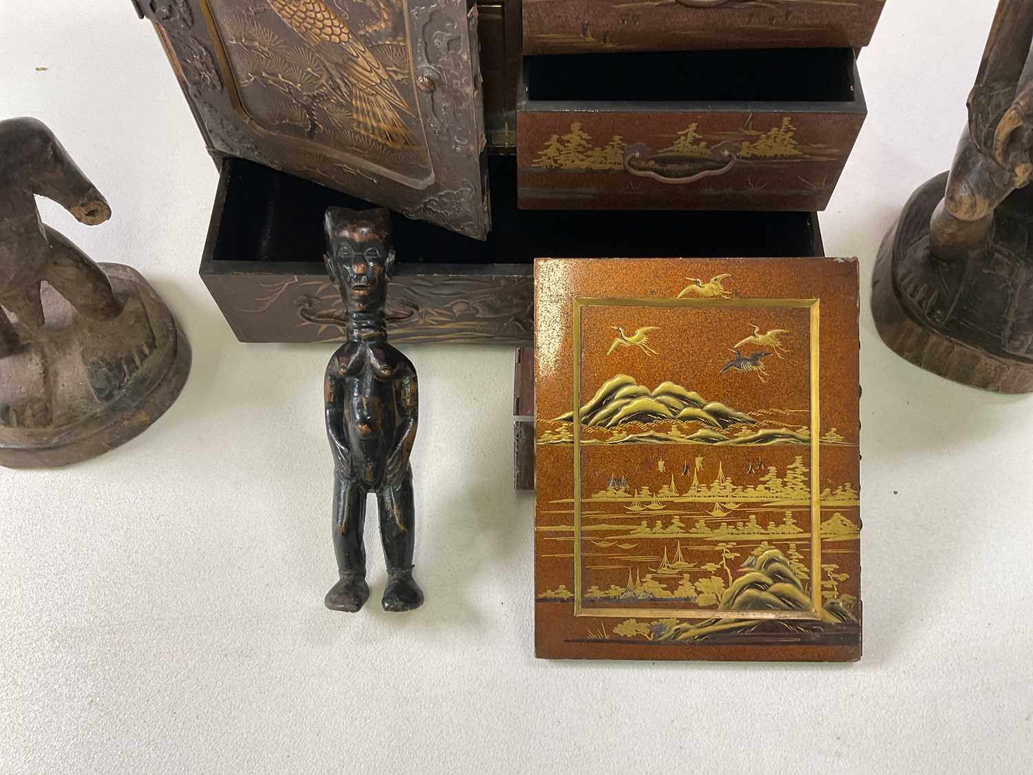 A Japanese table top cabinet and three wooden tribal fertility figures, (all in af condition), - Bild 2 aus 4