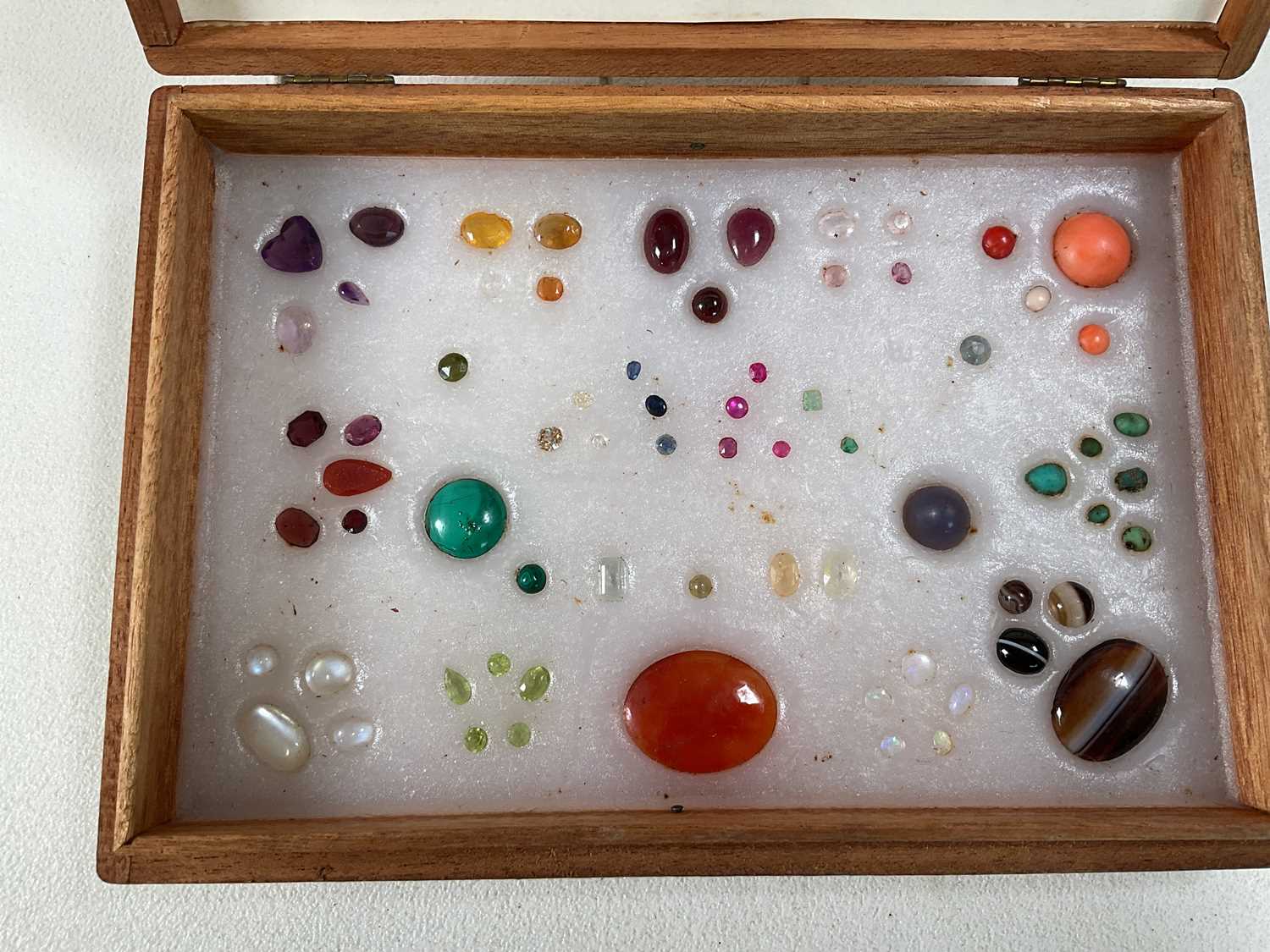 A set of simulated specimen stones used for identifying jewellery, presented in a later cigar box. - Image 2 of 2